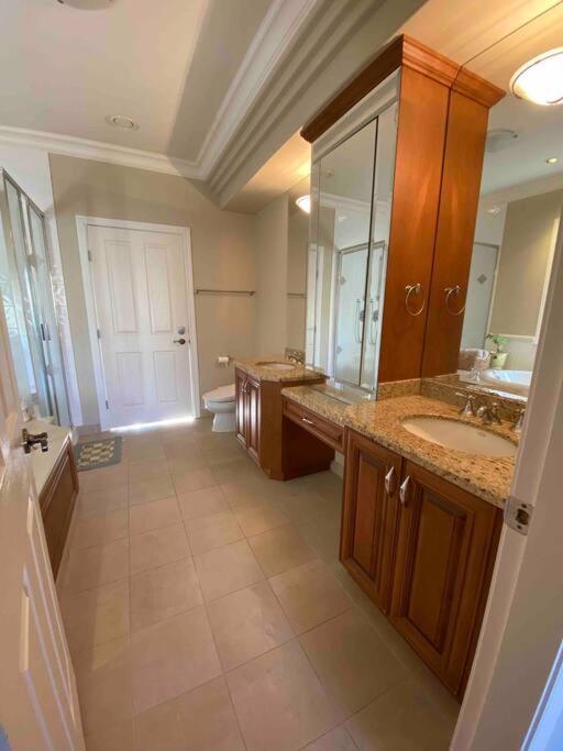 Lucky Suite, Two-Bedroom Suite With Independent Entrance In Richmond Close To Yvr 외부 사진