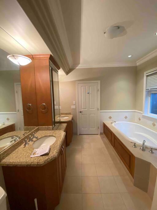 Lucky Suite, Two-Bedroom Suite With Independent Entrance In Richmond Close To Yvr 외부 사진